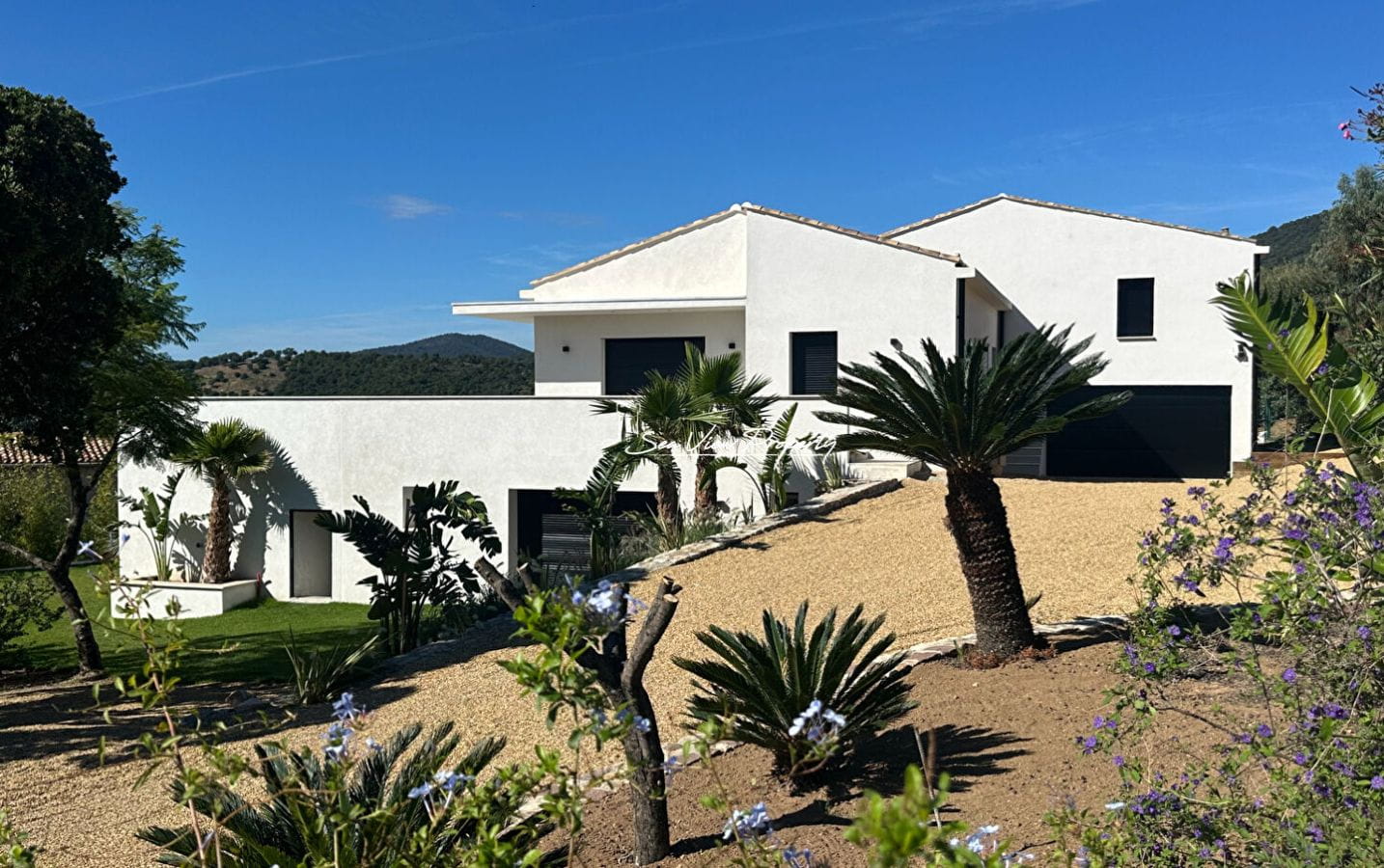 À VENDRE PROPRIÉTÉ MODERNE AVEC VUE MER PANORAMIQUE, 5 CHAMBRES, PISCINE, DOUBLE GARAGE, LES ISSAMBRES Image 2