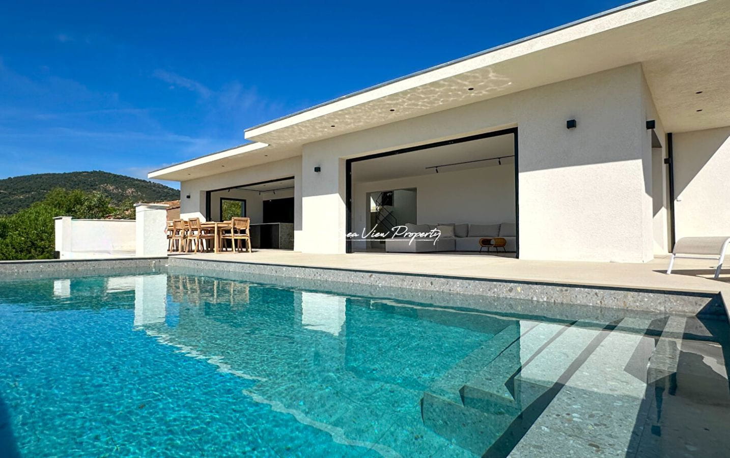 À VENDRE PROPRIÉTÉ MODERNE AVEC VUE MER PANORAMIQUE, 5 CHAMBRES, PISCINE, DOUBLE GARAGE, LES ISSAMBRES Image 3