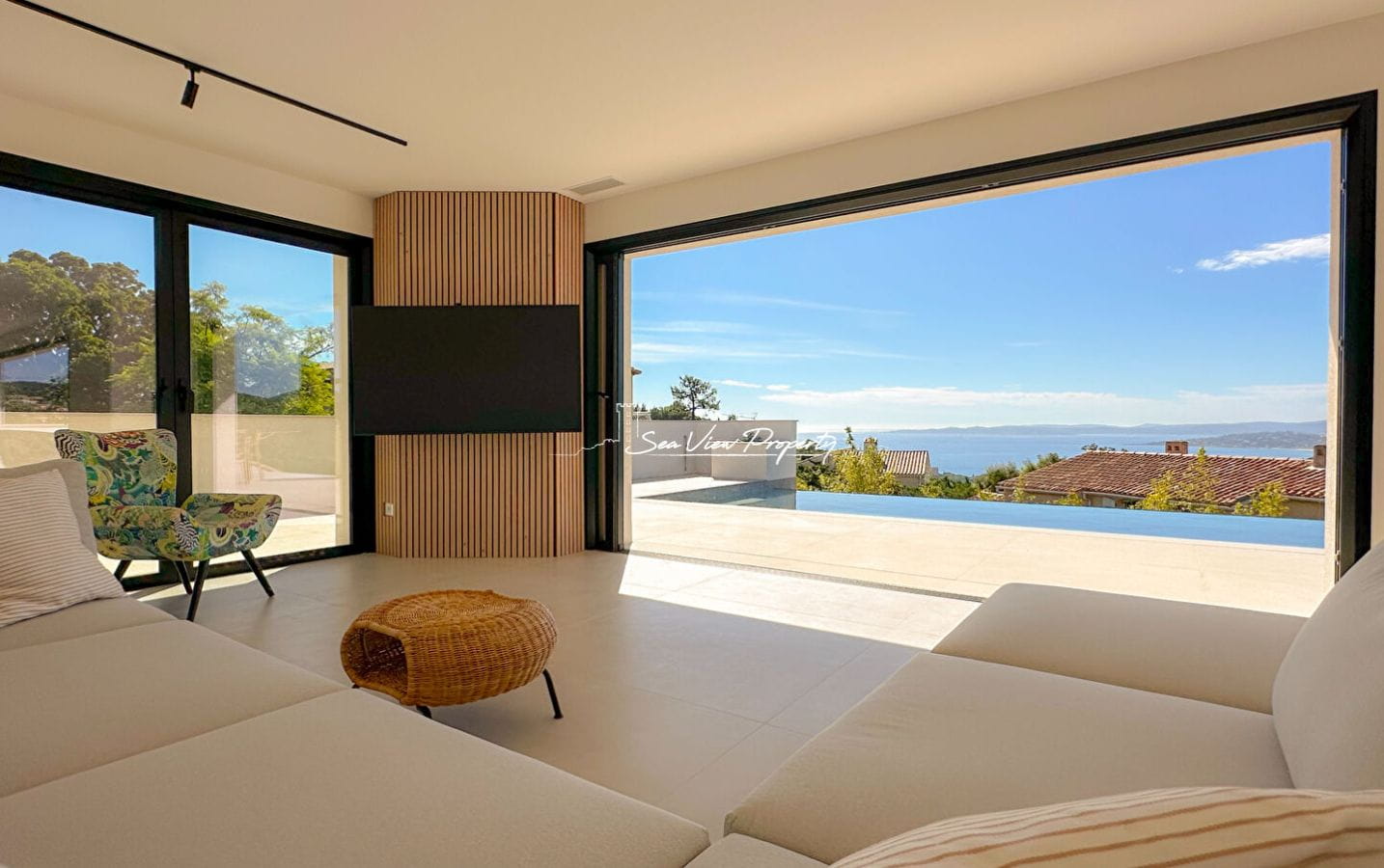 À VENDRE PROPRIÉTÉ MODERNE AVEC VUE MER PANORAMIQUE, 5 CHAMBRES, PISCINE, DOUBLE GARAGE, LES ISSAMBRES Image 4