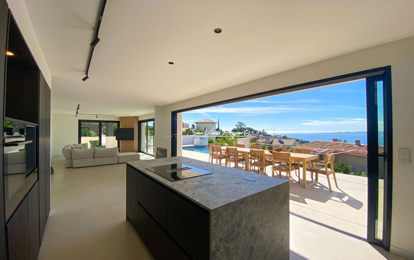 À VENDRE PROPRIÉTÉ MODERNE AVEC VUE MER PANORAMIQUE, 5 CHAMBRES, PISCINE, DOUBLE GARAGE, LES ISSAMBRES Image 6