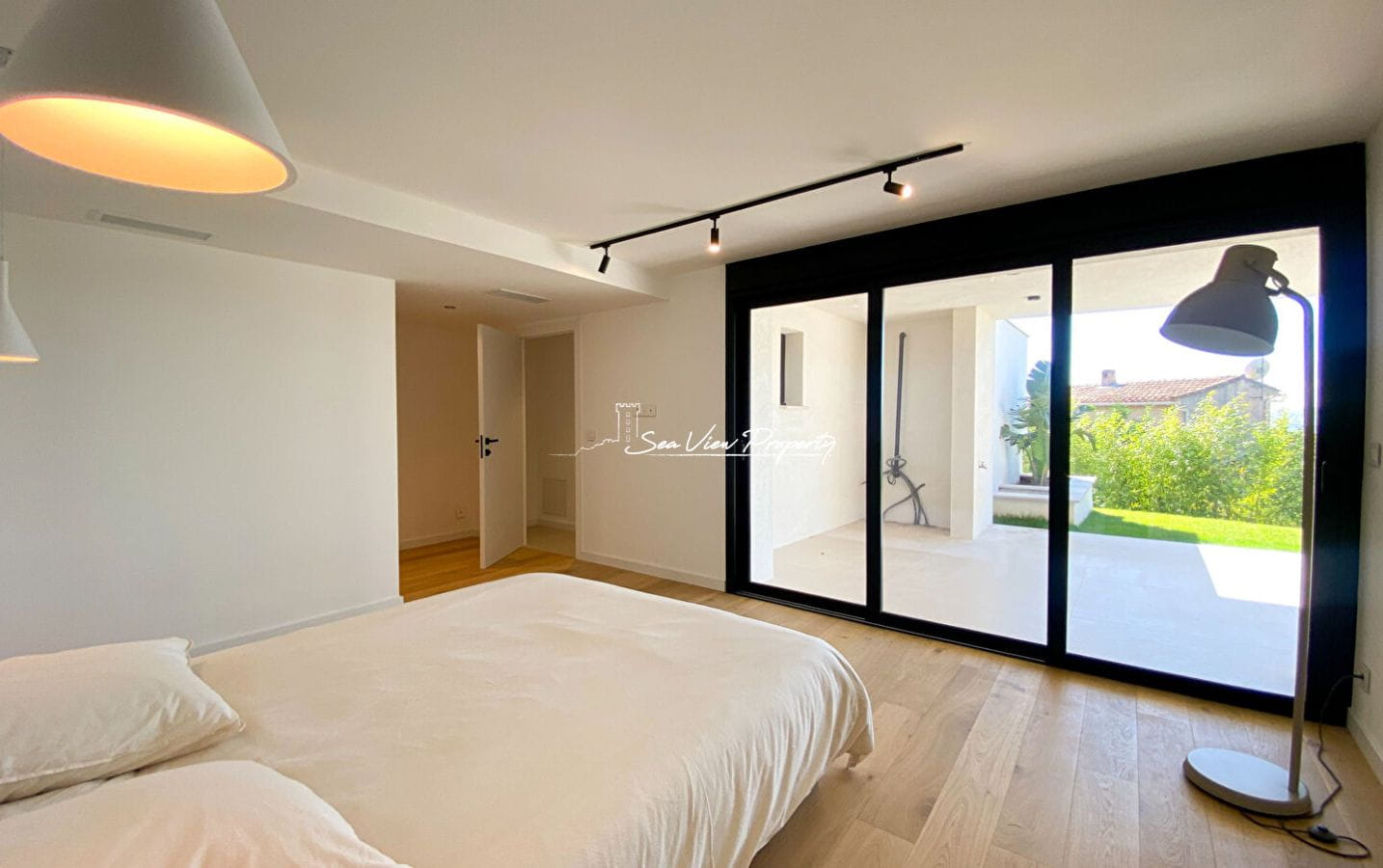 À VENDRE PROPRIÉTÉ MODERNE AVEC VUE MER PANORAMIQUE, 5 CHAMBRES, PISCINE, DOUBLE GARAGE, LES ISSAMBRES Image 8