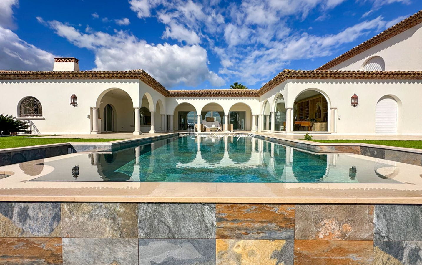 À VENDRE VILLA AVEC VUE MER, 5 CHAMBRES, HAMMAM, SALLE DE CINÉMA, GARAGE ET PISCINE À DÉBORDEMENT, À QUELQUES PAS DU CENTRE-VILLE DES ISSAMBRES Image 1