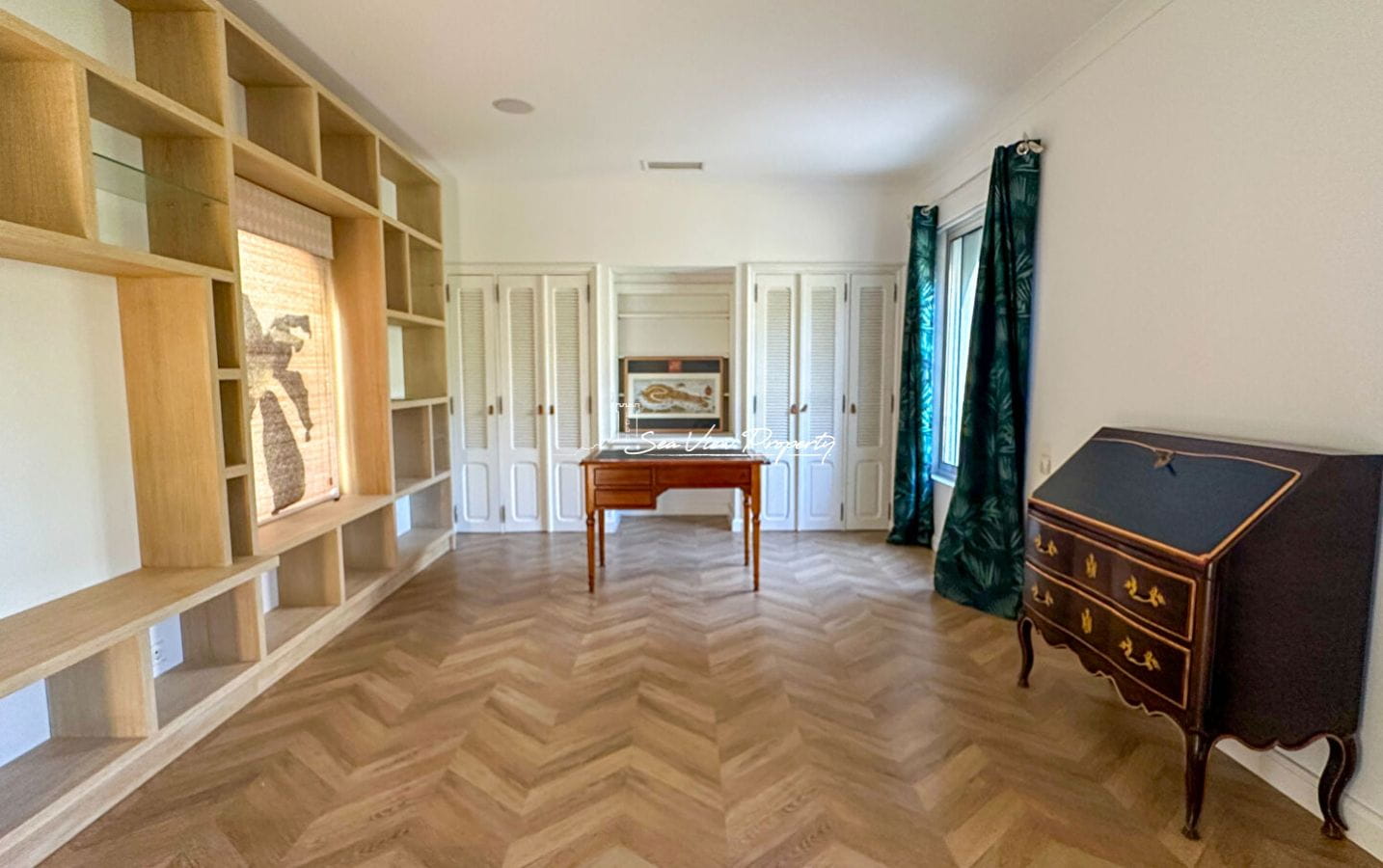 À VENDRE VILLA AVEC VUE MER, 5 CHAMBRES, HAMMAM, SALLE DE CINÉMA, GARAGE ET PISCINE À DÉBORDEMENT, À QUELQUES PAS DU CENTRE-VILLE DES ISSAMBRES Image 10