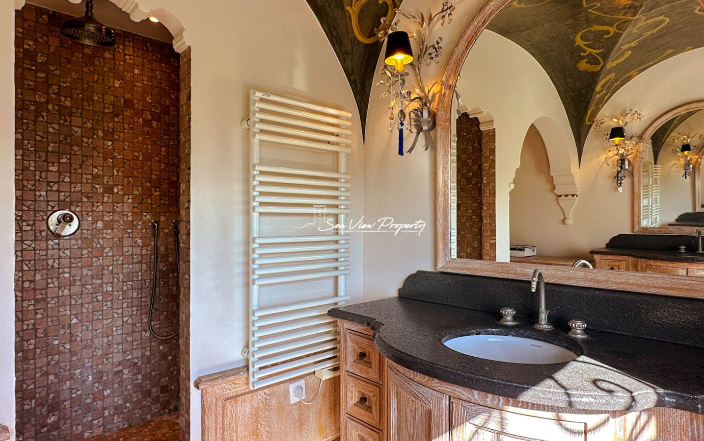 À VENDRE VILLA AVEC VUE MER, 5 CHAMBRES, HAMMAM, SALLE DE CINÉMA, GARAGE ET PISCINE À DÉBORDEMENT, À QUELQUES PAS DU CENTRE-VILLE DES ISSAMBRES Image 12