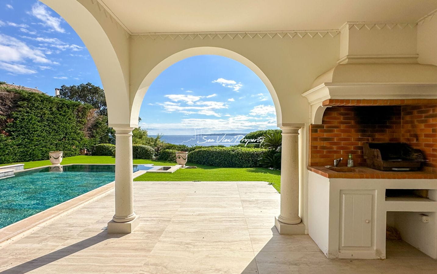 À VENDRE VILLA AVEC VUE MER, 5 CHAMBRES, HAMMAM, SALLE DE CINÉMA, GARAGE ET PISCINE À DÉBORDEMENT, À QUELQUES PAS DU CENTRE-VILLE DES ISSAMBRES Image 13