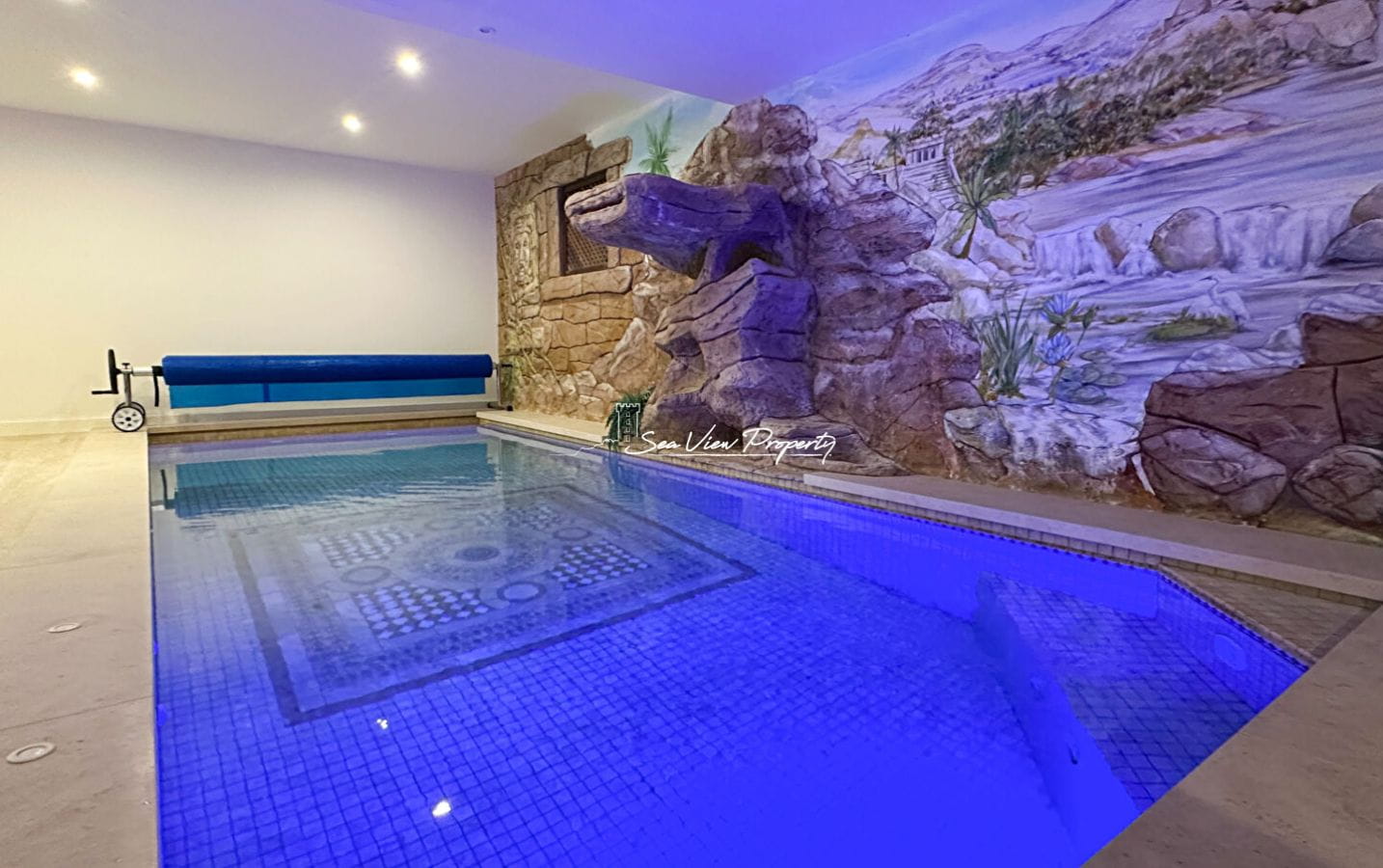 À VENDRE VILLA AVEC VUE MER, 5 CHAMBRES, HAMMAM, SALLE DE CINÉMA, GARAGE ET PISCINE À DÉBORDEMENT, À QUELQUES PAS DU CENTRE-VILLE DES ISSAMBRES Image 14