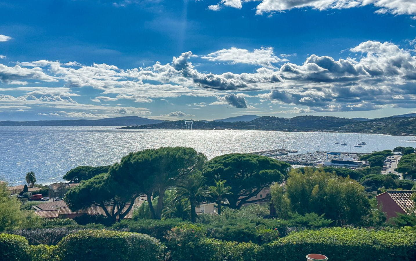 À VENDRE VILLA AVEC VUE MER, 5 CHAMBRES, HAMMAM, SALLE DE CINÉMA, GARAGE ET PISCINE À DÉBORDEMENT, À QUELQUES PAS DU CENTRE-VILLE DES ISSAMBRES Image 0