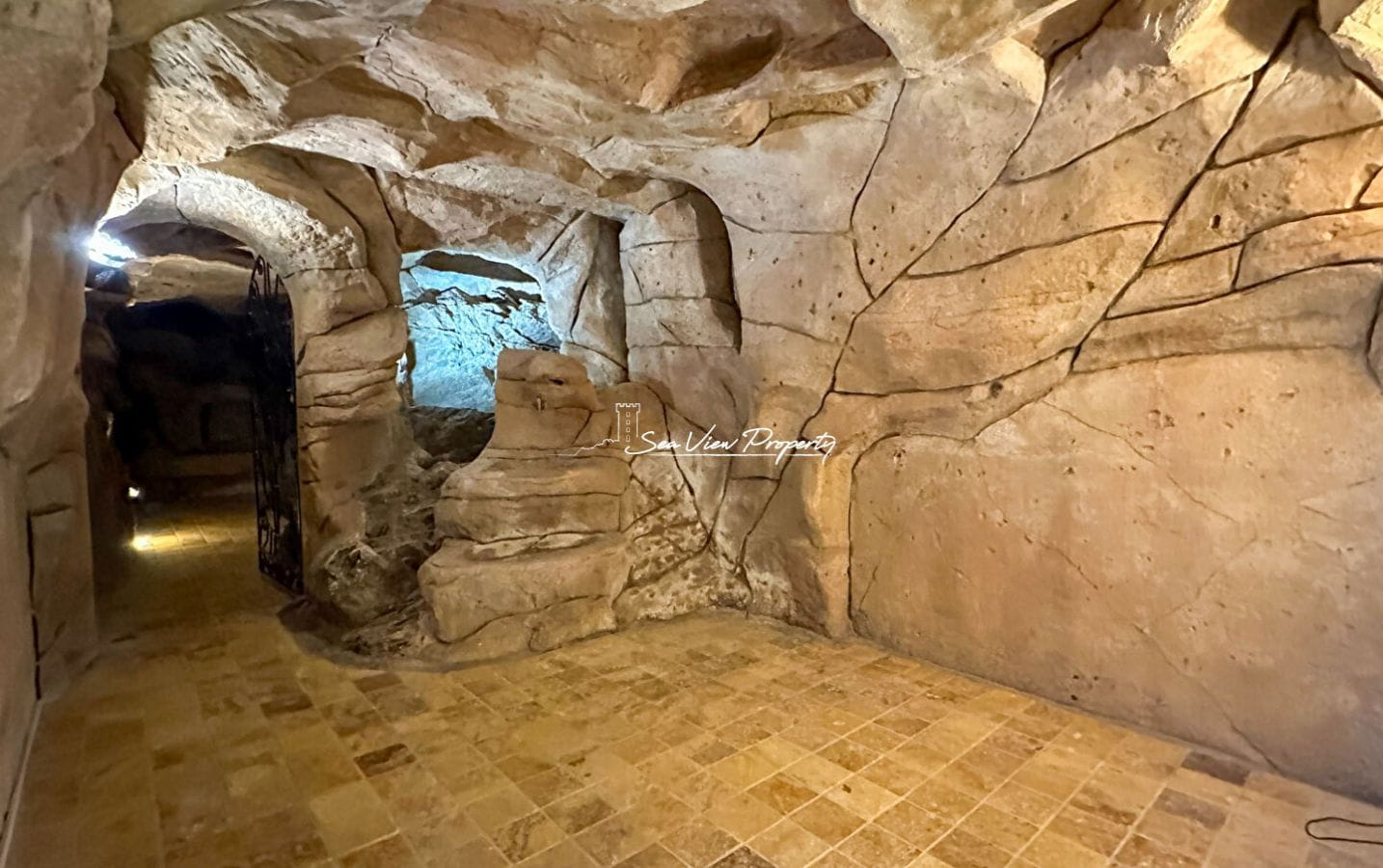 À VENDRE VILLA AVEC VUE MER, 5 CHAMBRES, HAMMAM, SALLE DE CINÉMA, GARAGE ET PISCINE À DÉBORDEMENT, À QUELQUES PAS DU CENTRE-VILLE DES ISSAMBRES Image 15