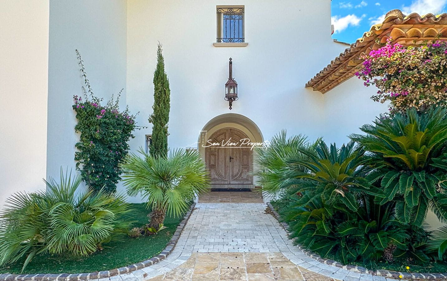 À VENDRE VILLA AVEC VUE MER, 5 CHAMBRES, HAMMAM, SALLE DE CINÉMA, GARAGE ET PISCINE À DÉBORDEMENT, À QUELQUES PAS DU CENTRE-VILLE DES ISSAMBRES Image 2