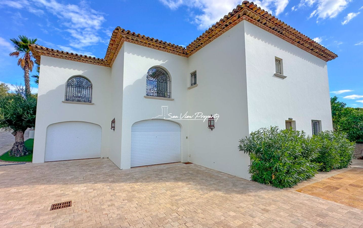 À VENDRE VILLA AVEC VUE MER, 5 CHAMBRES, HAMMAM, SALLE DE CINÉMA, GARAGE ET PISCINE À DÉBORDEMENT, À QUELQUES PAS DU CENTRE-VILLE DES ISSAMBRES Image 3