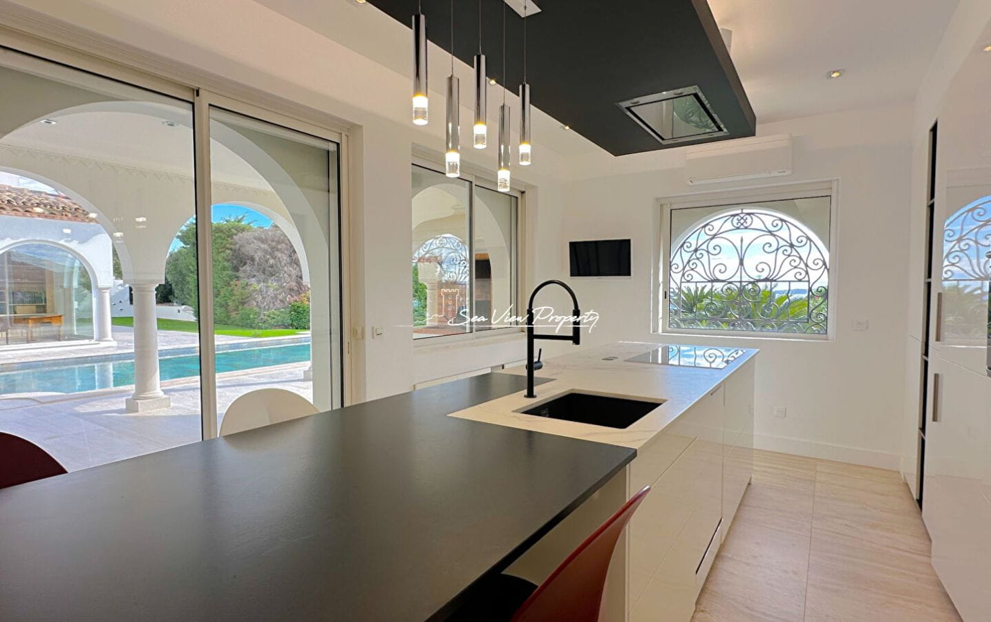 À VENDRE VILLA AVEC VUE MER, 5 CHAMBRES, HAMMAM, SALLE DE CINÉMA, GARAGE ET PISCINE À DÉBORDEMENT, À QUELQUES PAS DU CENTRE-VILLE DES ISSAMBRES Image 5