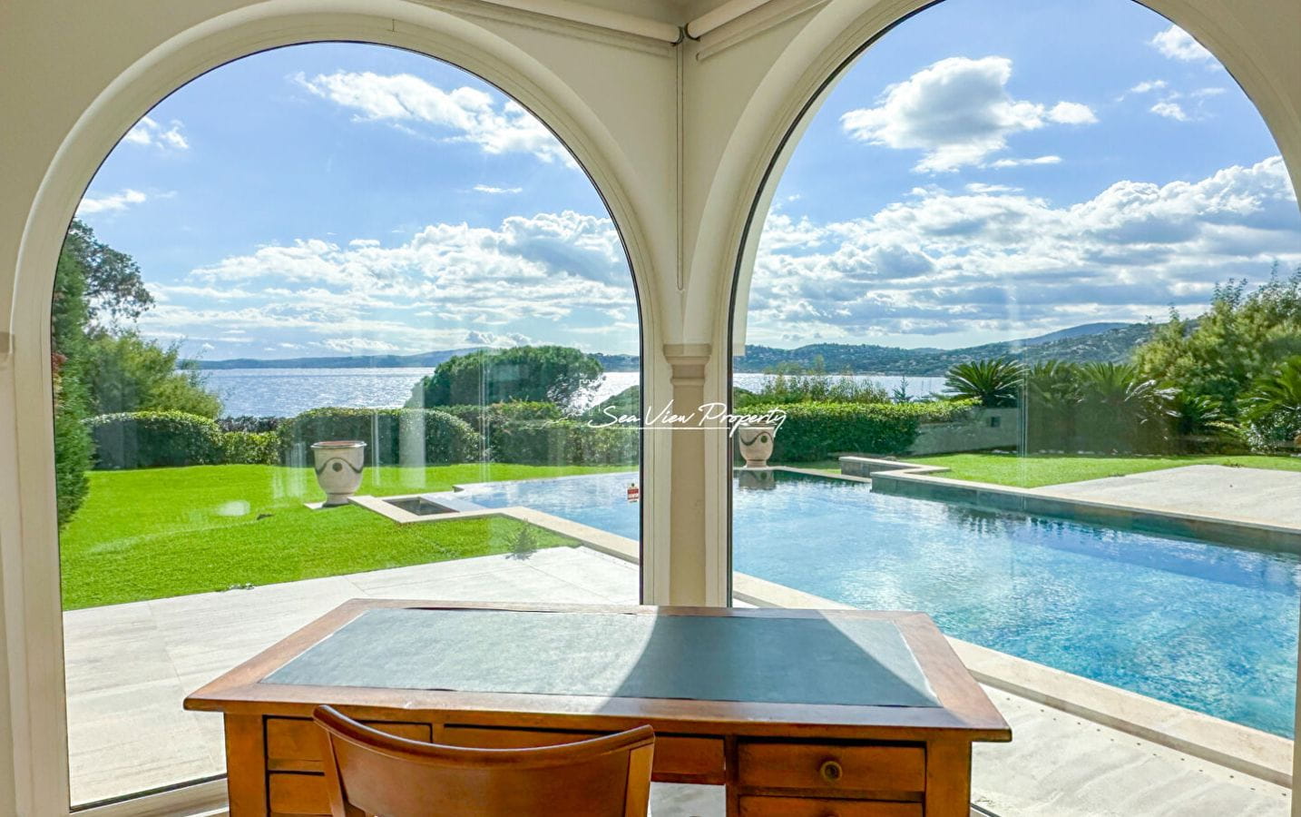 À VENDRE VILLA AVEC VUE MER, 5 CHAMBRES, HAMMAM, SALLE DE CINÉMA, GARAGE ET PISCINE À DÉBORDEMENT, À QUELQUES PAS DU CENTRE-VILLE DES ISSAMBRES Image 7