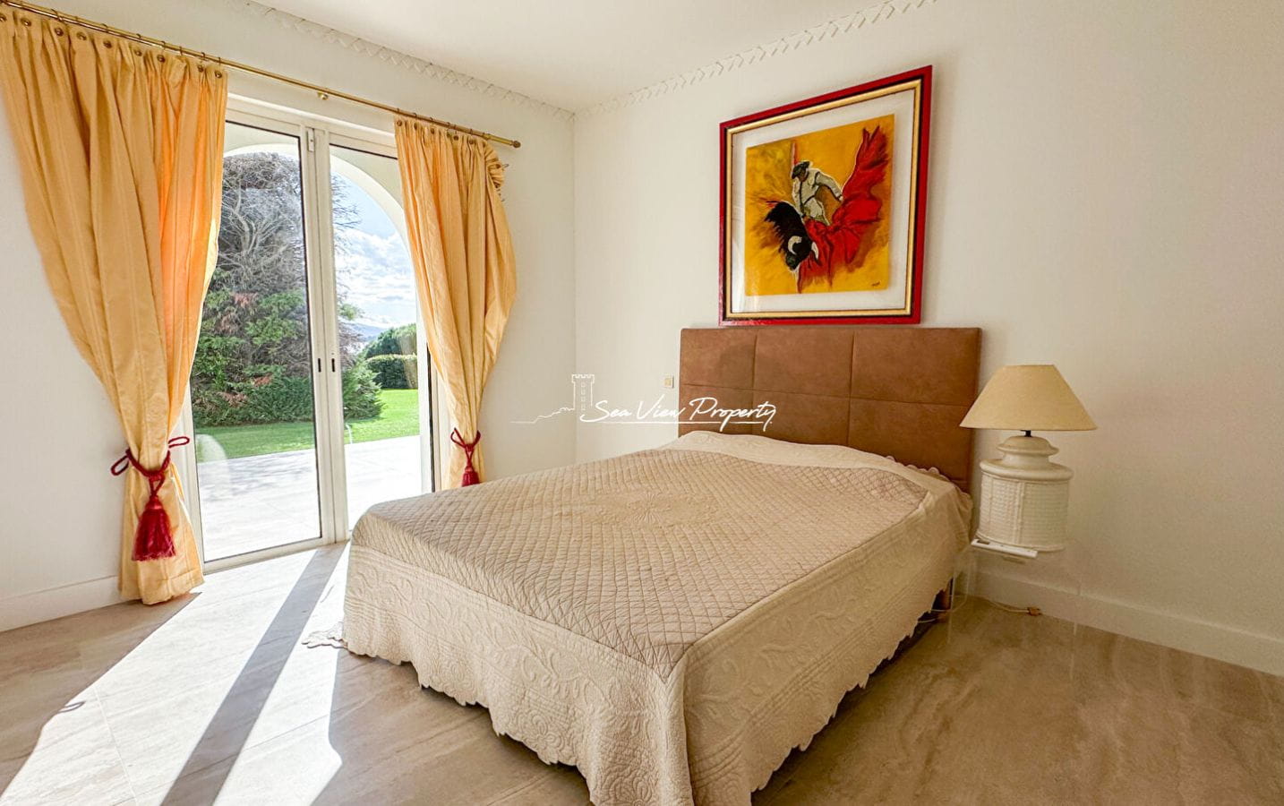 À VENDRE VILLA AVEC VUE MER, 5 CHAMBRES, HAMMAM, SALLE DE CINÉMA, GARAGE ET PISCINE À DÉBORDEMENT, À QUELQUES PAS DU CENTRE-VILLE DES ISSAMBRES Image 8