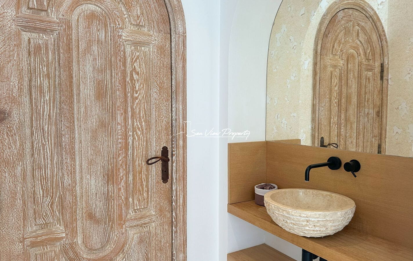 À VENDRE VILLA AVEC VUE MER, 5 CHAMBRES, HAMMAM, SALLE DE CINÉMA, GARAGE ET PISCINE À DÉBORDEMENT, À QUELQUES PAS DU CENTRE-VILLE DES ISSAMBRES Image 9