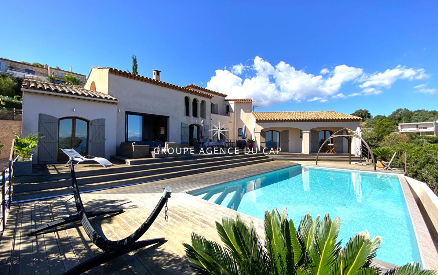 À VENDRE VILLA PROVENÇALE VUE MER À PIED DES PLAGES AVEC PISCINE ET GARAGE, LES ISSAMBRES Image 1