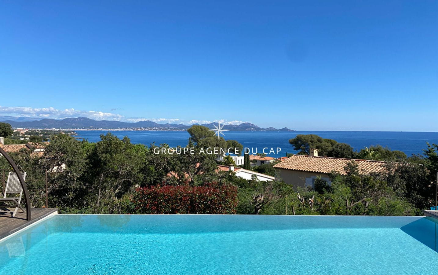 À VENDRE VILLA PROVENÇALE VUE MER À PIED DES PLAGES AVEC PISCINE ET GARAGE, LES ISSAMBRES Image 0