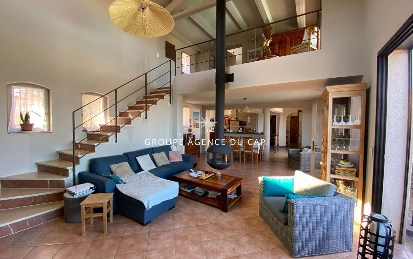 À VENDRE VILLA PROVENÇALE VUE MER À PIED DES PLAGES AVEC PISCINE ET GARAGE, LES ISSAMBRES Image 2