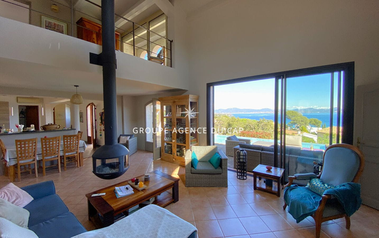 À VENDRE VILLA PROVENÇALE VUE MER À PIED DES PLAGES AVEC PISCINE ET GARAGE, LES ISSAMBRES Image 3