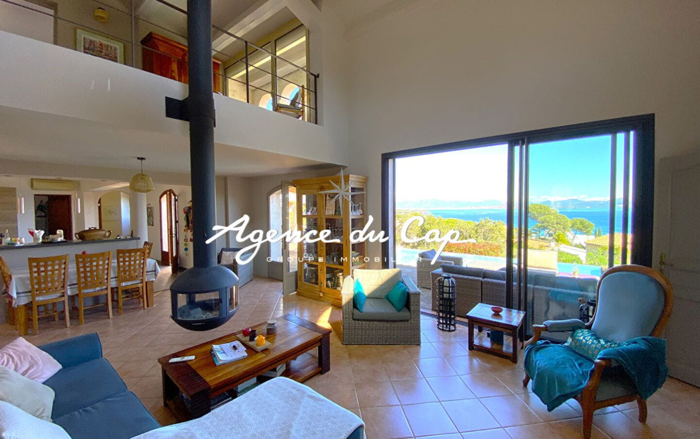 LES ISSAMBRES FOR SALE PROVENCAL VILLA WITH SEA VIEW ON FOOT OF THE BEACHES WITH POOL AND GARAGE Image 3