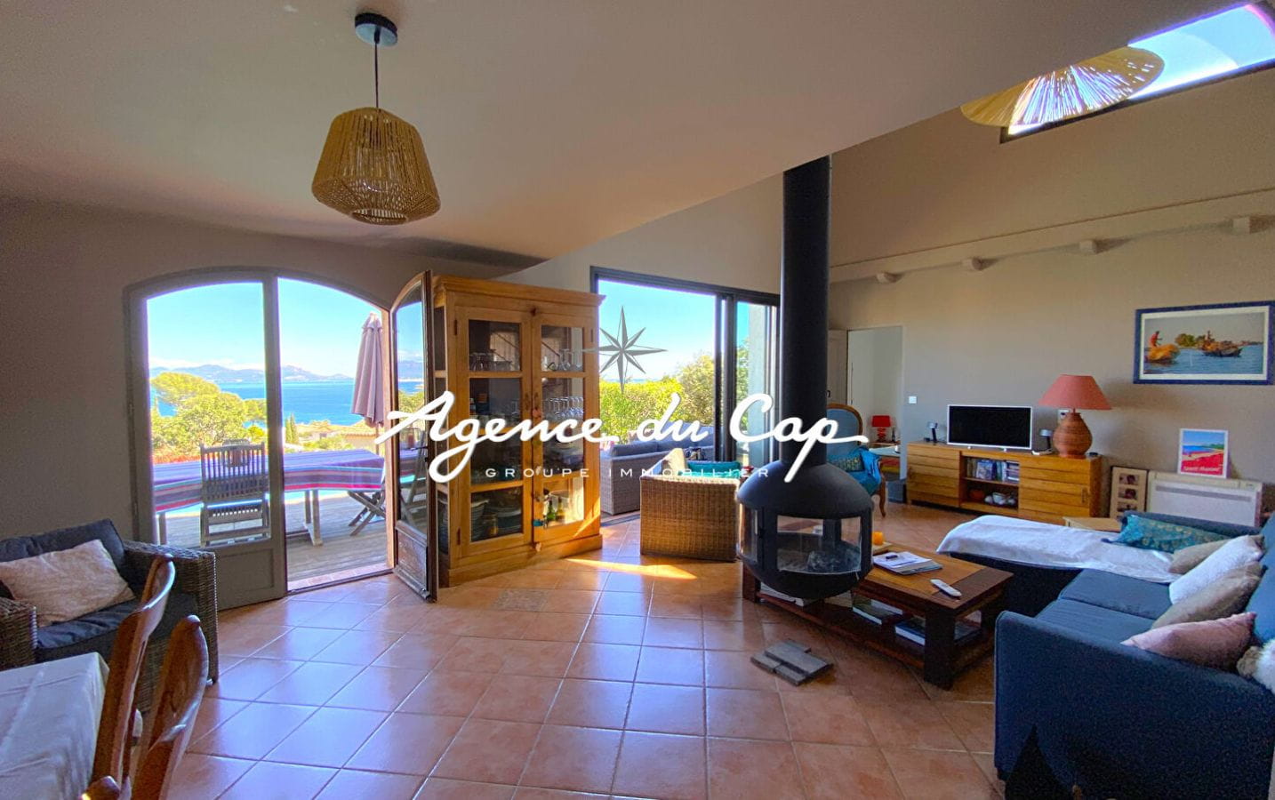 LES ISSAMBRES FOR SALE PROVENCAL VILLA WITH SEA VIEW ON FOOT OF THE BEACHES WITH POOL AND GARAGE Image 4