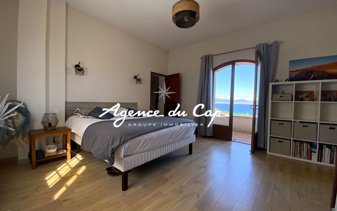 LES ISSAMBRES FOR SALE PROVENCAL VILLA WITH SEA VIEW ON FOOT OF THE BEACHES WITH POOL AND GARAGE Image 8