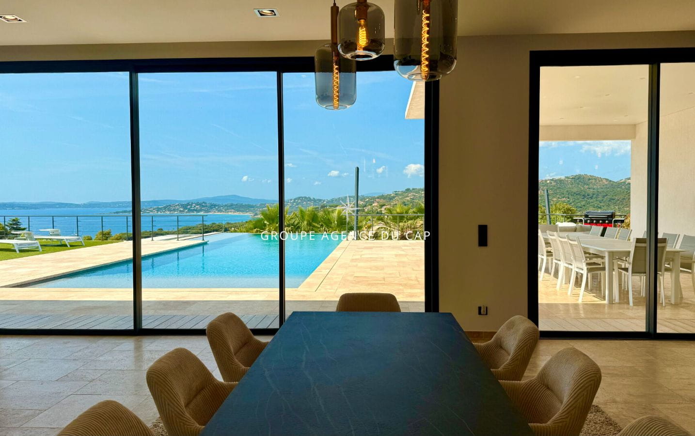 LES ISSAMBRES VILLA LUXUEUSE VUE MER PANORAMIQUE 7 CHAMBRES AVEC GARAGE 4  VOITURES PISCINE INTÉRIEURE ET EXTÉRIEURE Image 4