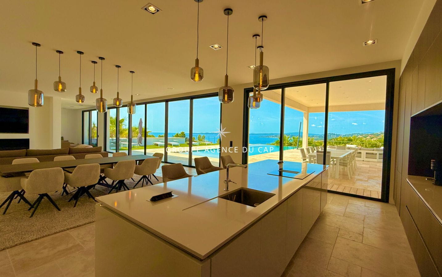 LES ISSAMBRES VILLA LUXUEUSE VUE MER PANORAMIQUE 7 CHAMBRES AVEC GARAGE 4  VOITURES PISCINE INTÉRIEURE ET EXTÉRIEURE Image 5