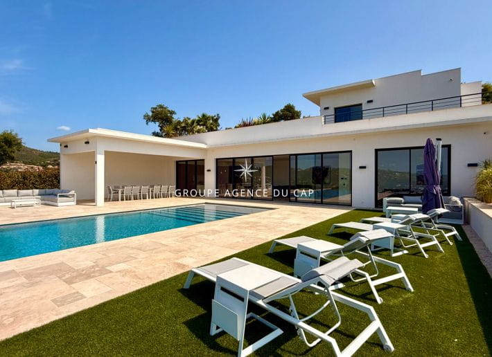 LES ISSAMBRES VILLA LUXUEUSE VUE MER PANORAMIQUE 7 CHAMBRES AVEC GARAGE 4  VOITURES PISCINE INTÉRIEURE ET EXTÉRIEURE