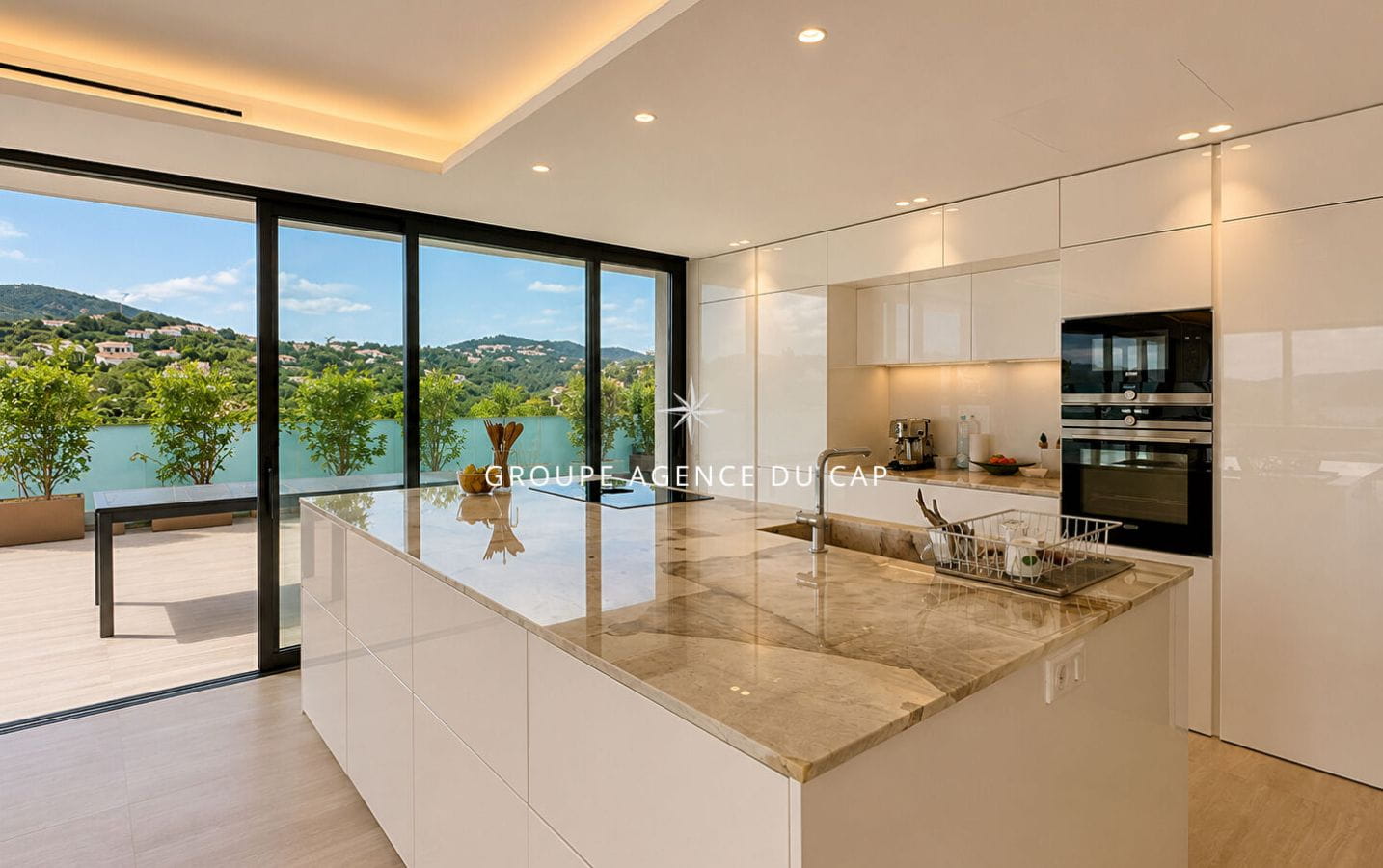 À VENDRE VILLA VUE MER 330 M2 AVEC 5 CHAMBRES GRAND GARAGE PISCINE ET JACUZZI, LES ISSAMBRES Image 5