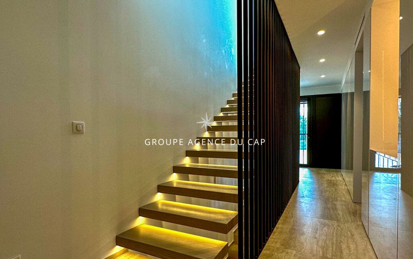 À VENDRE VILLA VUE MER 330 M2 AVEC 5 CHAMBRES GRAND GARAGE PISCINE ET JACUZZI, LES ISSAMBRES Image 8