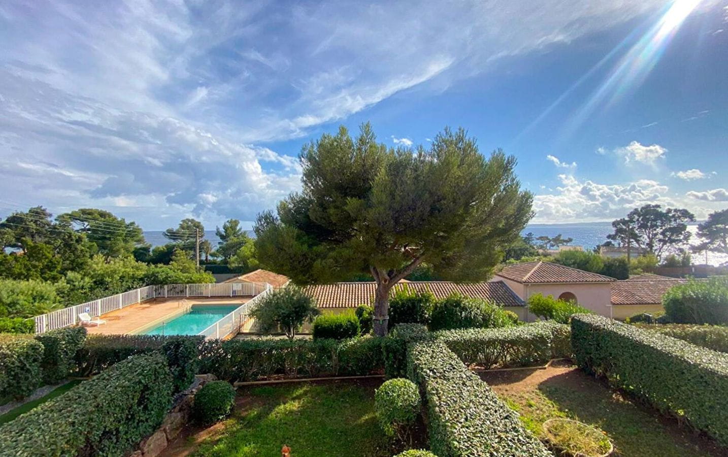 LES ISSAMBRES VILLA A VENDRE 3 PIECES A PIED DES PLAGES AVEC PISCINE GARAGE ET PLACE DE PARKING Image 0