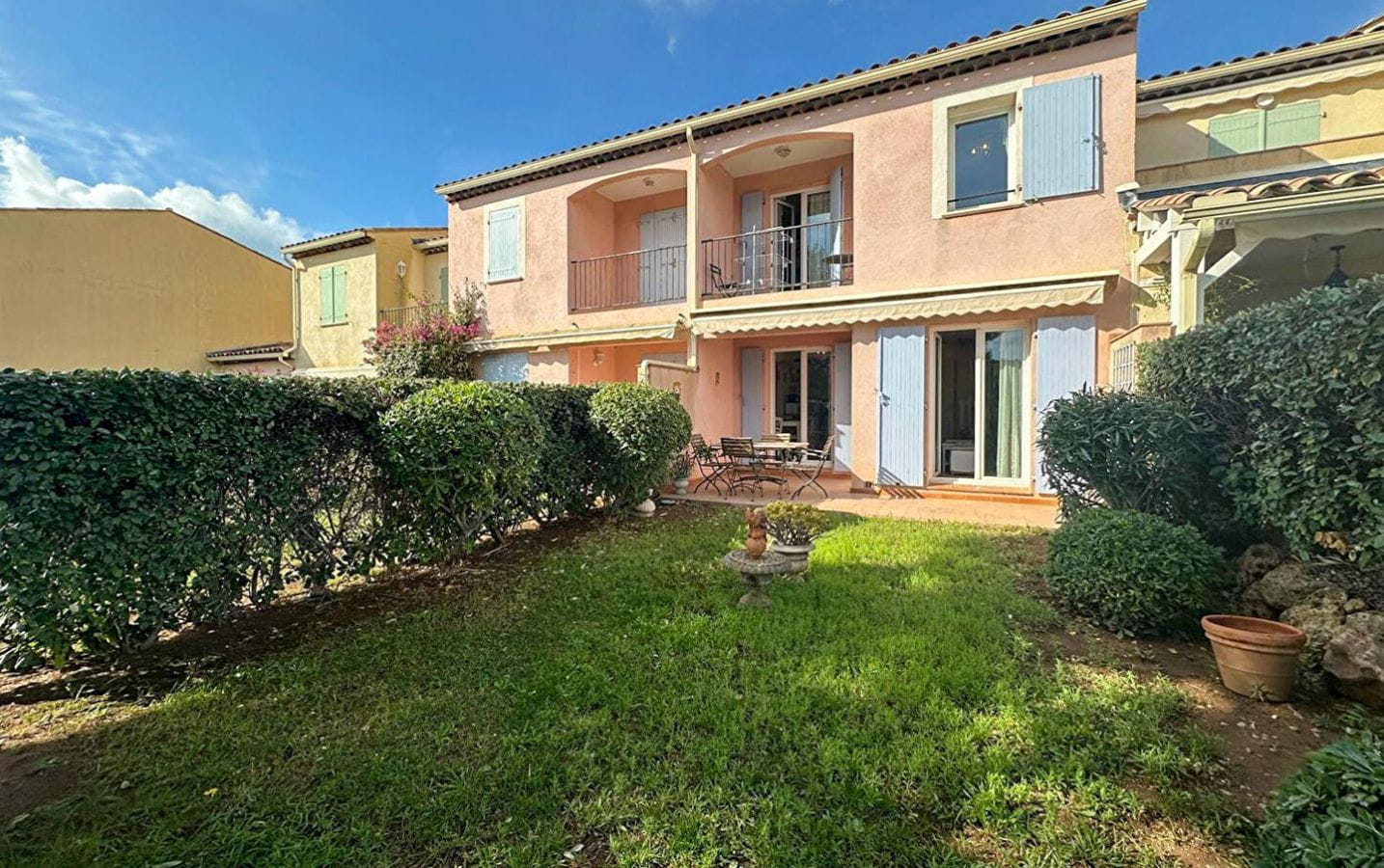 LES ISSAMBRES VILLA A VENDRE 3 PIECES A PIED DES PLAGES AVEC PISCINE GARAGE ET PLACE DE PARKING Image 2