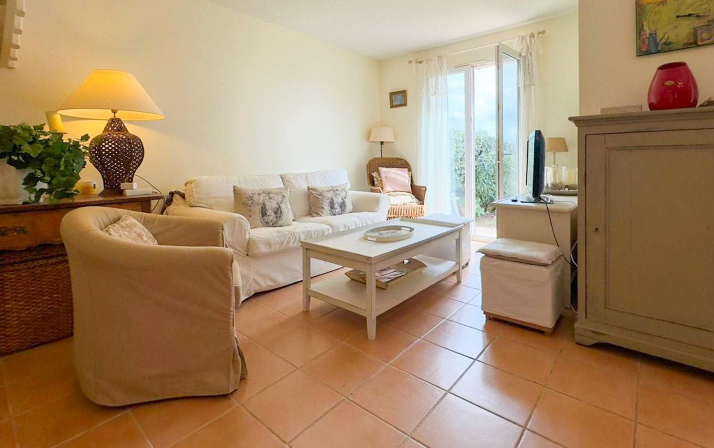 LES ISSAMBRES VILLA A VENDRE 3 PIECES A PIED DES PLAGES AVEC PISCINE GARAGE ET PLACE DE PARKING Image 4