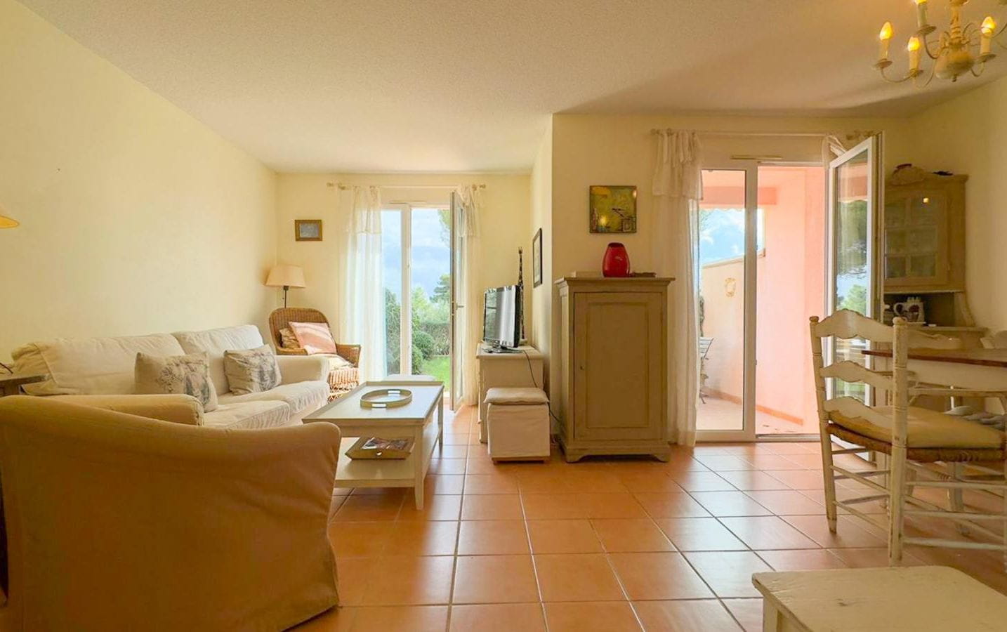 LES ISSAMBRES VILLA A VENDRE 3 PIECES A PIED DES PLAGES AVEC PISCINE GARAGE ET PLACE DE PARKING Image 5