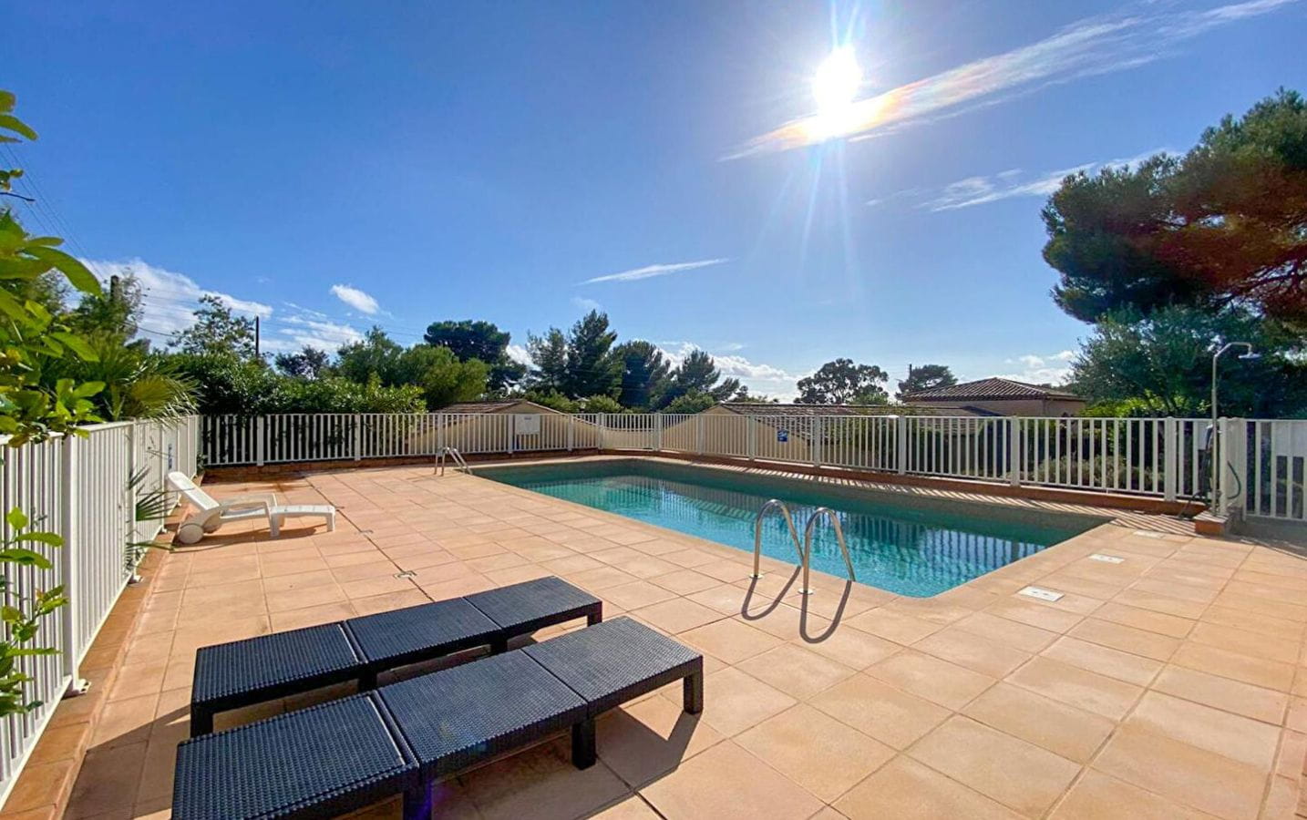 LES ISSAMBRES VILLA A VENDRE 3 PIECES A PIED DES PLAGES AVEC PISCINE GARAGE ET PLACE DE PARKING Image 9