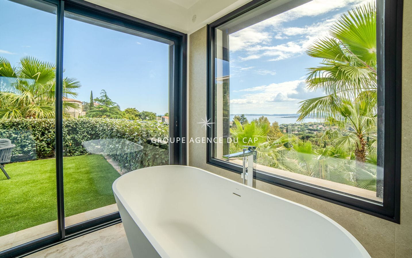 LES ISSAMBRES VILLA LUXUEUSE VUE MER PANORAMIQUE 7 CHAMBRES AVEC GARAGE 4  VOITURES PISCINE INTÉRIEURE ET EXTÉRIEURE Image 10