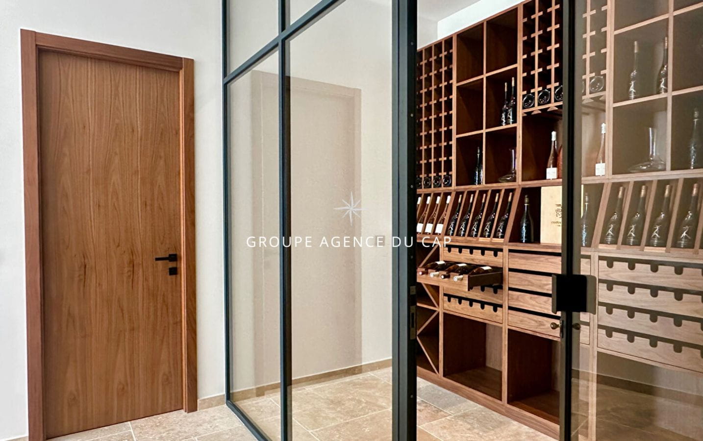 LES ISSAMBRES VILLA LUXUEUSE VUE MER PANORAMIQUE 7 CHAMBRES AVEC GARAGE 4  VOITURES PISCINE INTÉRIEURE ET EXTÉRIEURE Image 11