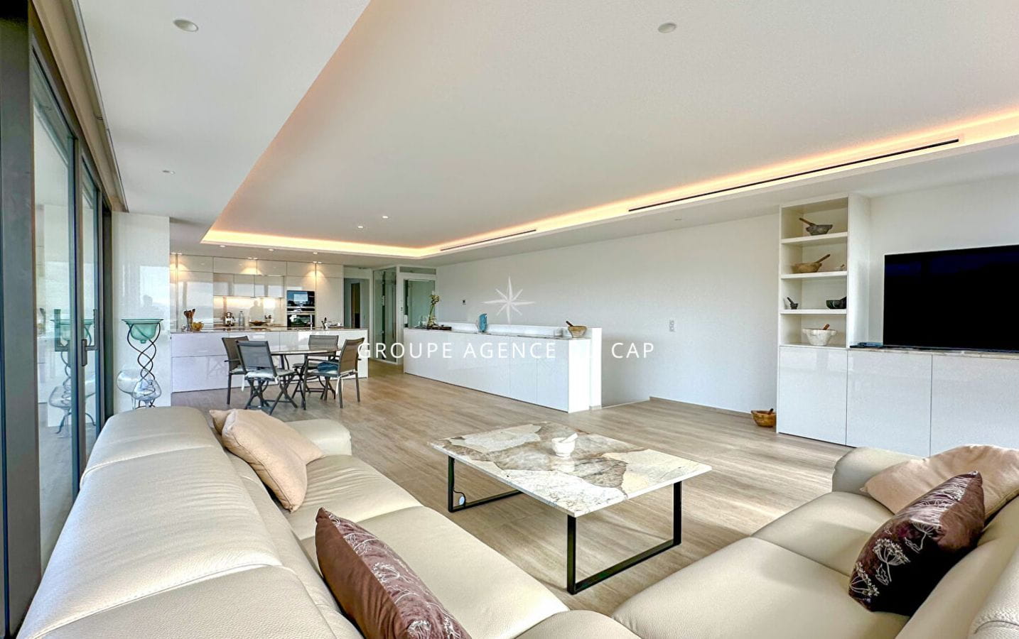 À VENDRE VILLA VUE MER 330 M2 AVEC 5 CHAMBRES GRAND GARAGE PISCINE ET JACUZZI, LES ISSAMBRES Image 2