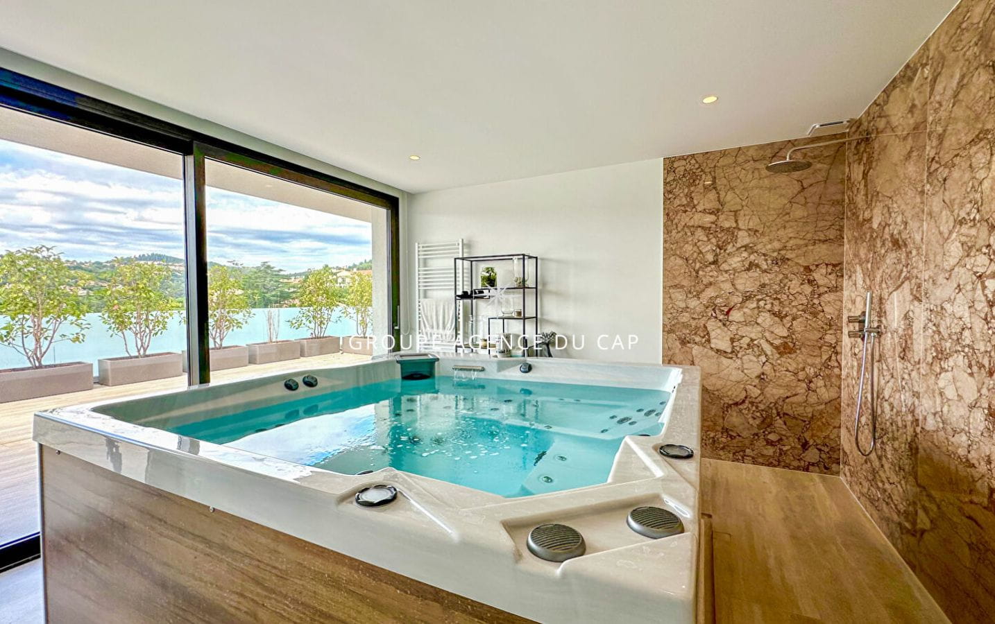 À VENDRE VILLA VUE MER 330 M2 AVEC 5 CHAMBRES GRAND GARAGE PISCINE ET JACUZZI, LES ISSAMBRES Image 6