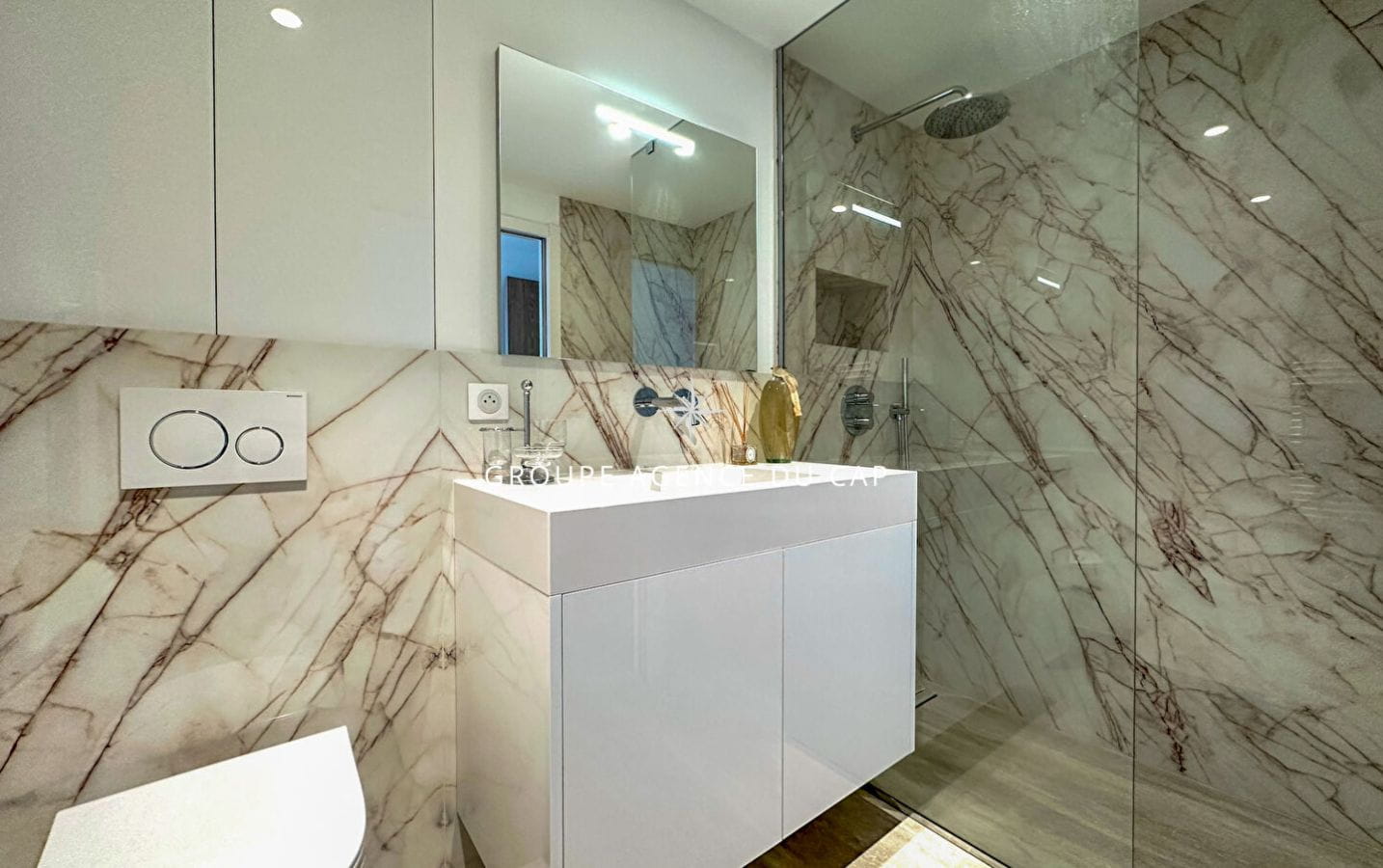 À VENDRE VILLA VUE MER 330 M2 AVEC 5 CHAMBRES GRAND GARAGE PISCINE ET JACUZZI, LES ISSAMBRES Image 9