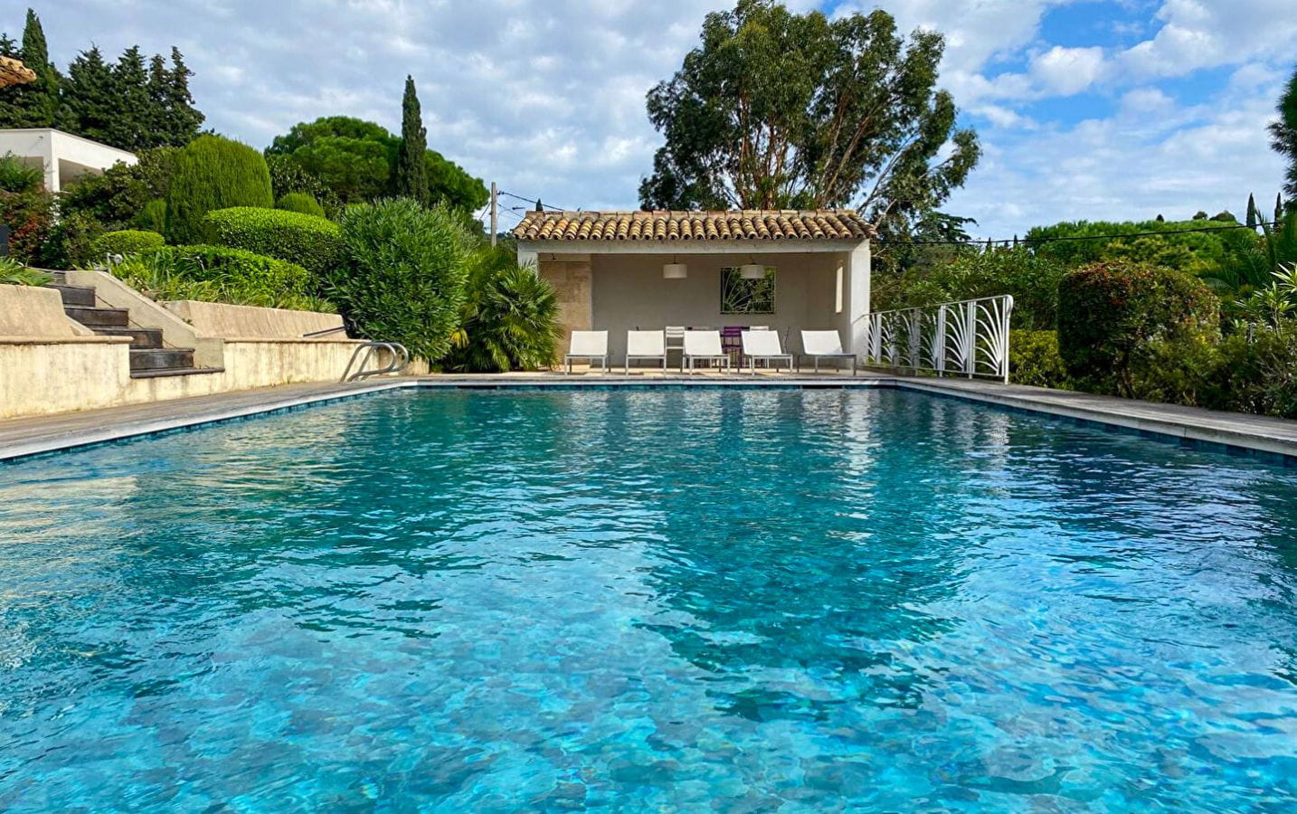 À VENDRE PROPRIÉTÉ VUE MER, À PROXIMITÉ DES PLAGES ET COMMERCES, AVEC PISCINE ET DOUBLE GARAGE, AUX ISSAMBRES Image 2