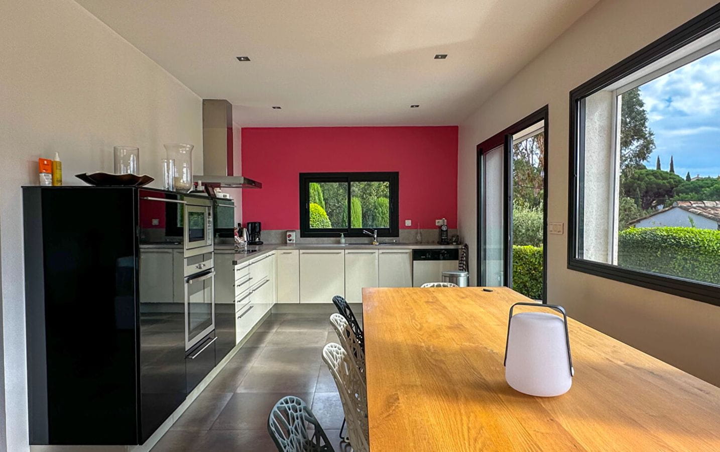 À VENDRE PROPRIÉTÉ VUE MER, À PROXIMITÉ DES PLAGES ET COMMERCES, AVEC PISCINE ET DOUBLE GARAGE, AUX ISSAMBRES Image 4