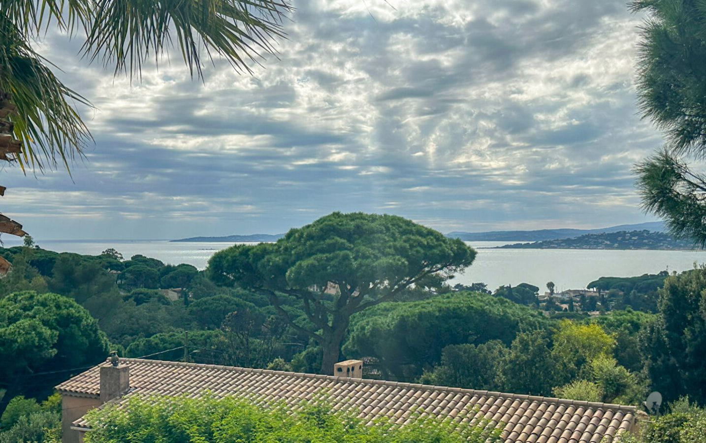 À VENDRE PROPRIÉTÉ VUE MER, À PROXIMITÉ DES PLAGES ET COMMERCES, AVEC PISCINE ET DOUBLE GARAGE, AUX ISSAMBRES Image 7