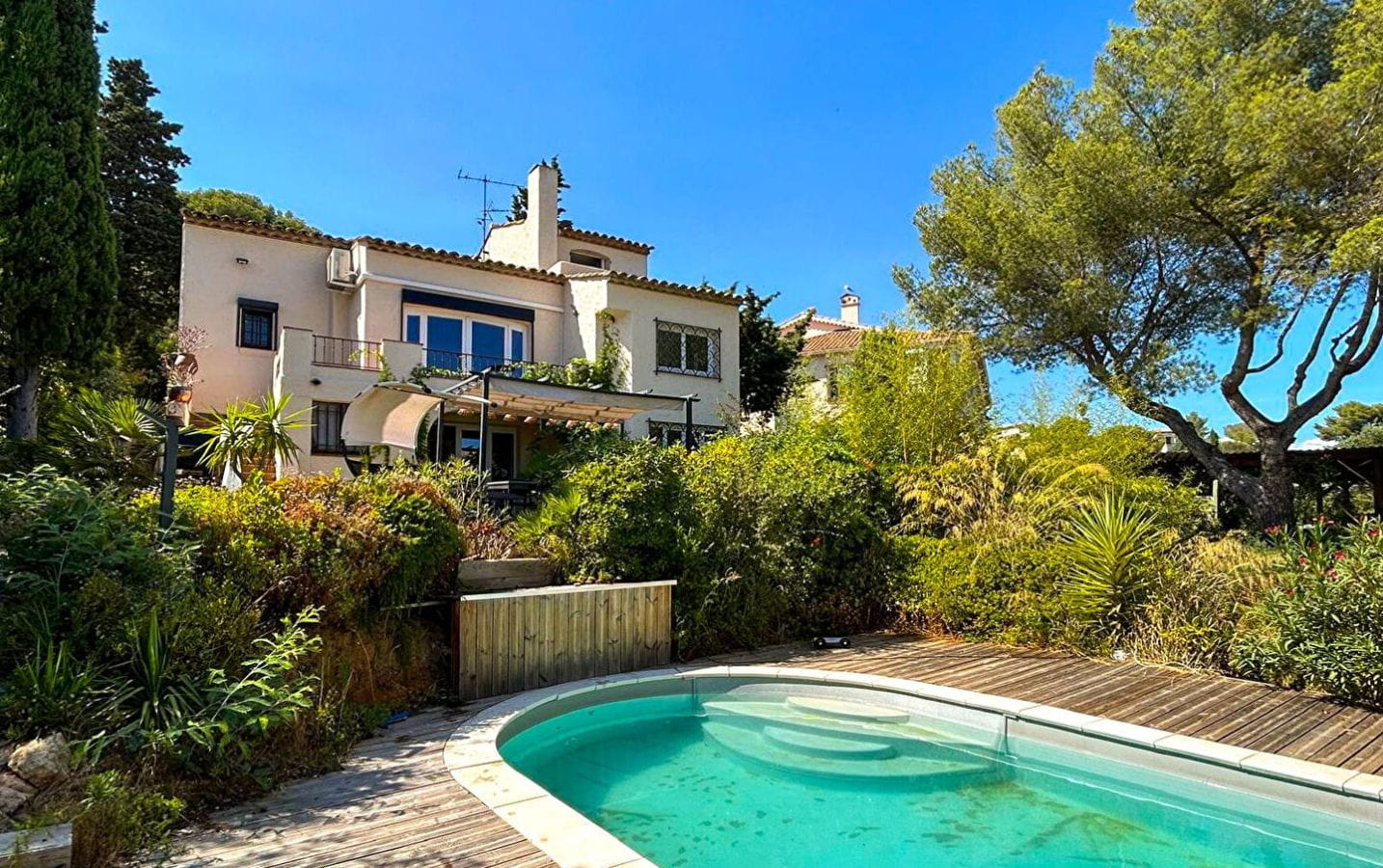 VILLA PROVENCALE 7 PIECES DE CHARME AVEC VUE MER ET APPARTEMENT, A SAINT AYGULF Image 1