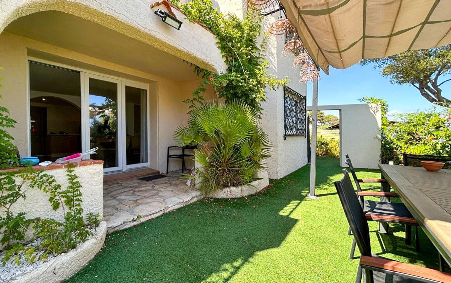 VILLA PROVENCALE 7 PIECES DE CHARME AVEC VUE MER ET APPARTEMENT, A SAINT AYGULF Image 2