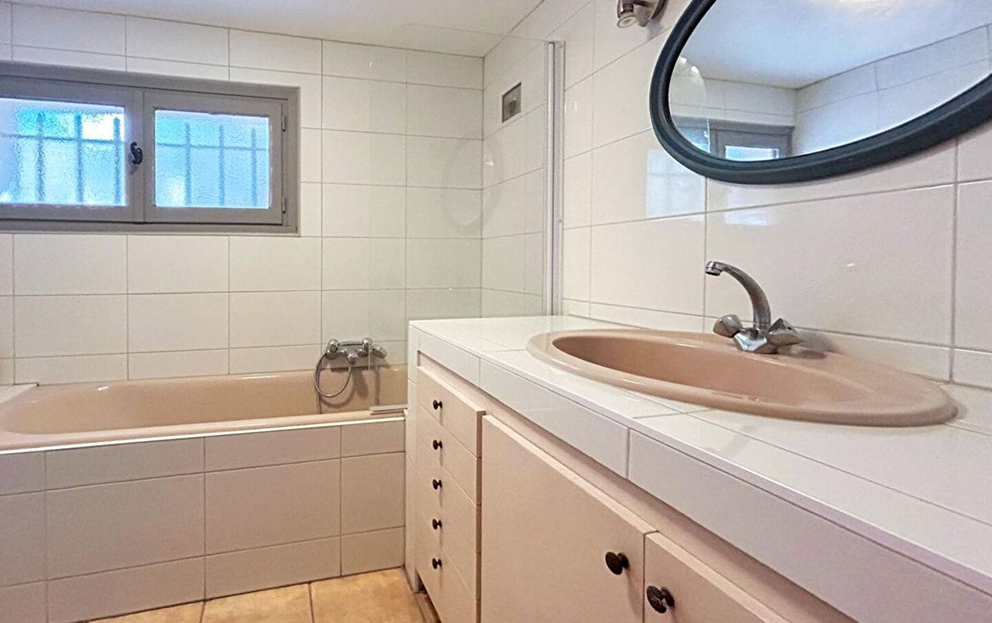 VILLA PROVENCALE 7 PIECES DE CHARME AVEC VUE MER ET APPARTEMENT, A SAINT AYGULF Image 8