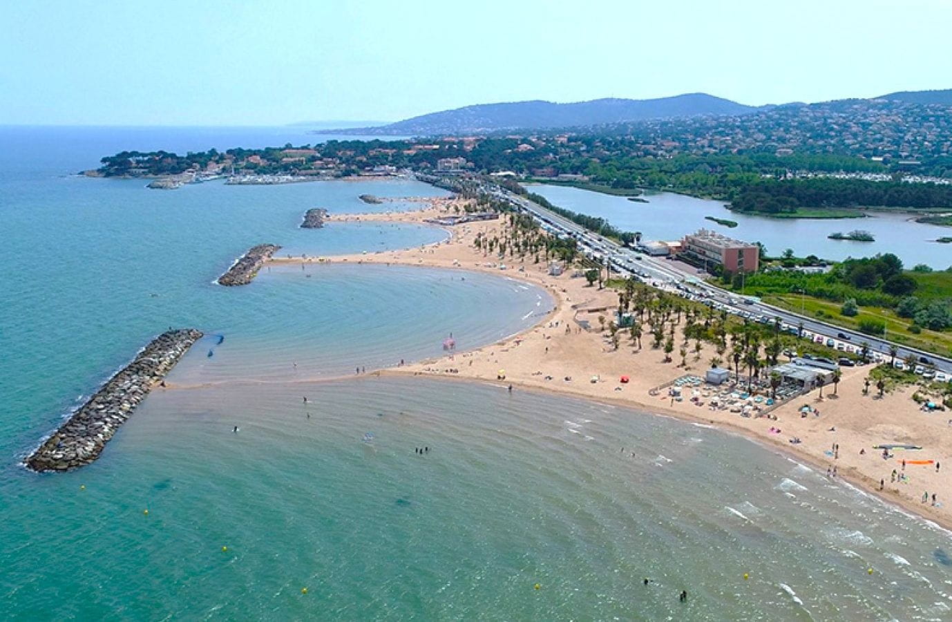 A VENDRE VILLA HORS D’EAU HORS D’AIR COMPRENANT 4 CHAMBRES EN SUITE, SEJOUR DE 80M², PISCINE INTERIEURE ET DOUBLE GARAGE A SAINT AYGULF Image 0