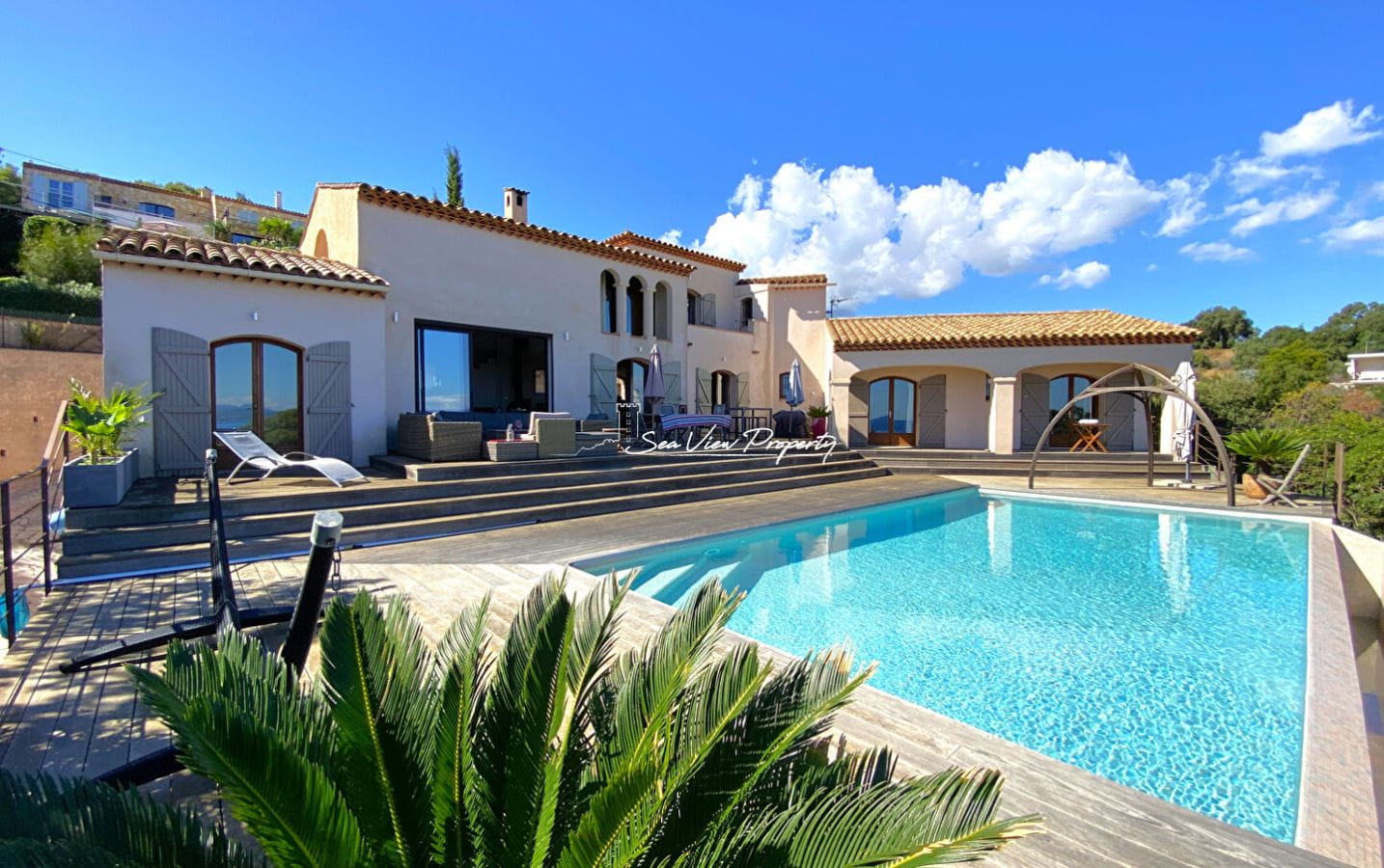 À VENDRE VILLA PROVENÇALE AVEC VUE MER, À PROXIMITÉ DES PLAGES, PISCINE ET GARAGE, LES ISSAMBRE Image 1