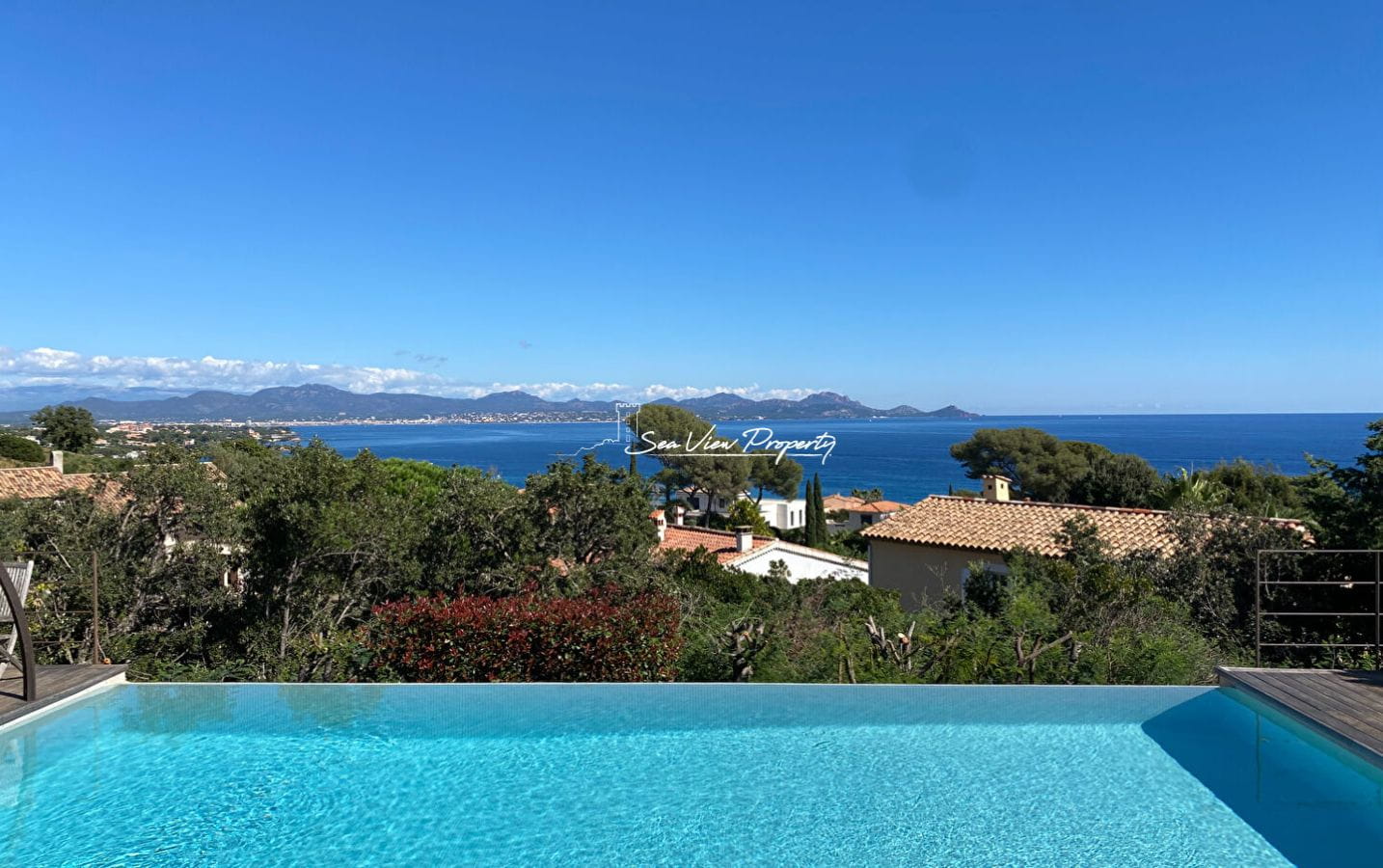 À VENDRE VILLA PROVENÇALE AVEC VUE MER, À PROXIMITÉ DES PLAGES, PISCINE ET GARAGE, LES ISSAMBRE Image 0