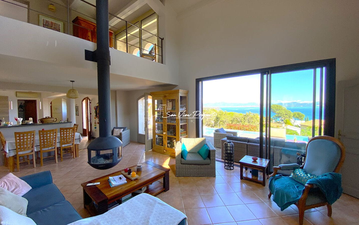 À VENDRE VILLA PROVENÇALE AVEC VUE MER, À PROXIMITÉ DES PLAGES, PISCINE ET GARAGE, LES ISSAMBRE Image 3